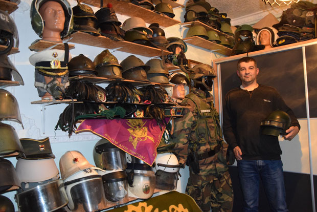 Прве експонате купио на бувљаку, доста људи му поклонило бајонете: Данас је највећи колекционар милитарије, у својој збирци има чак 300 шлемова!